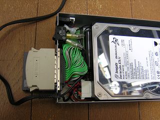 SCSIのターミネータを取り付けたHDD