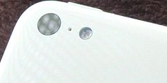 iPhone5cのノイズキャンセラー用マイクの穴