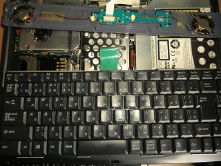 キーボードを外したノートPC